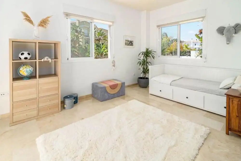 Sala d'estar de Casa adosada de lloguer en Marbella amb Aire condicionat, Jardí privat i Terrassa