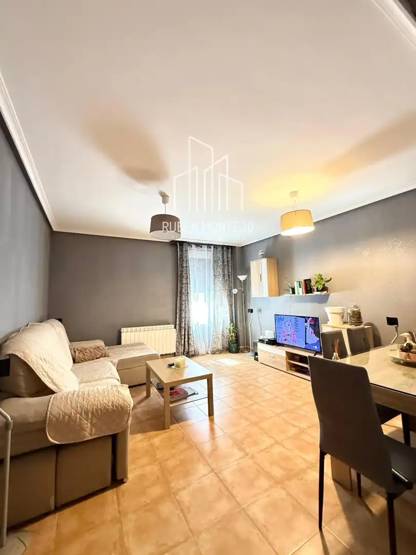 Sala de estar de Piso en venta en Castellanos de Moriscos con Calefacción, Horno y Lavadora