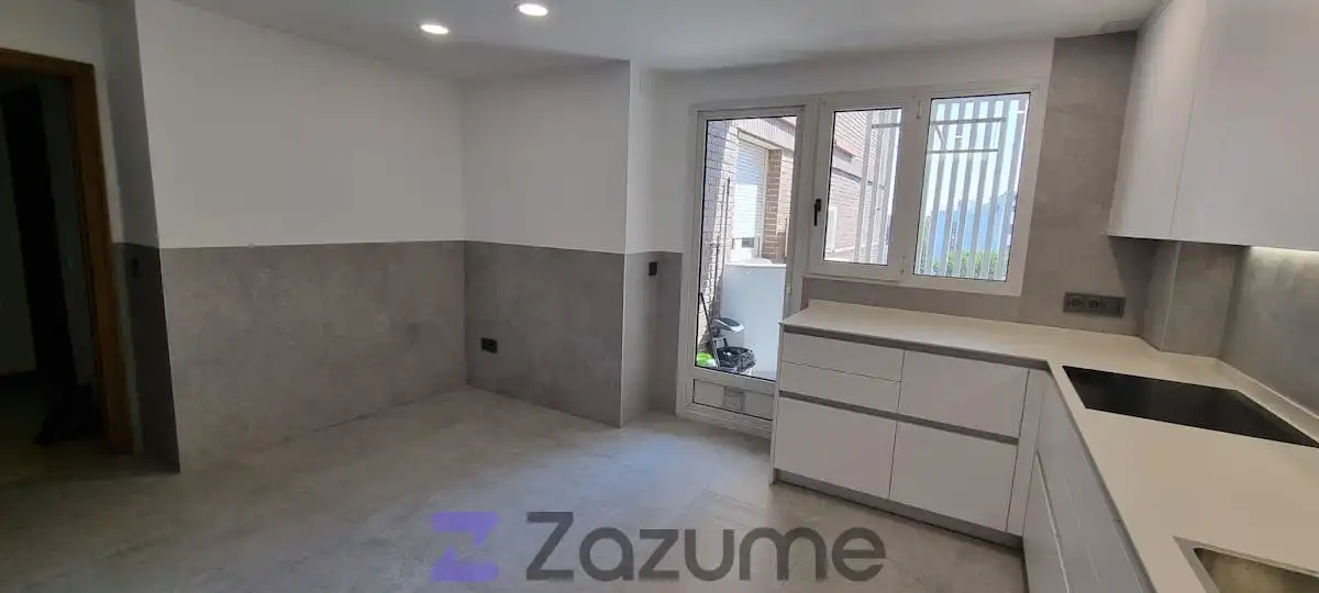 Cuina de Pis de lloguer en Madrid amb Aire condicionat, Calefacció i Jardí privat