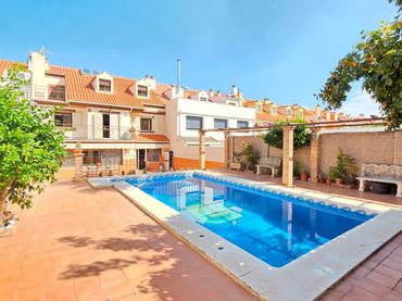 Casa a schiera con piscina in vendita a Calle Olivo