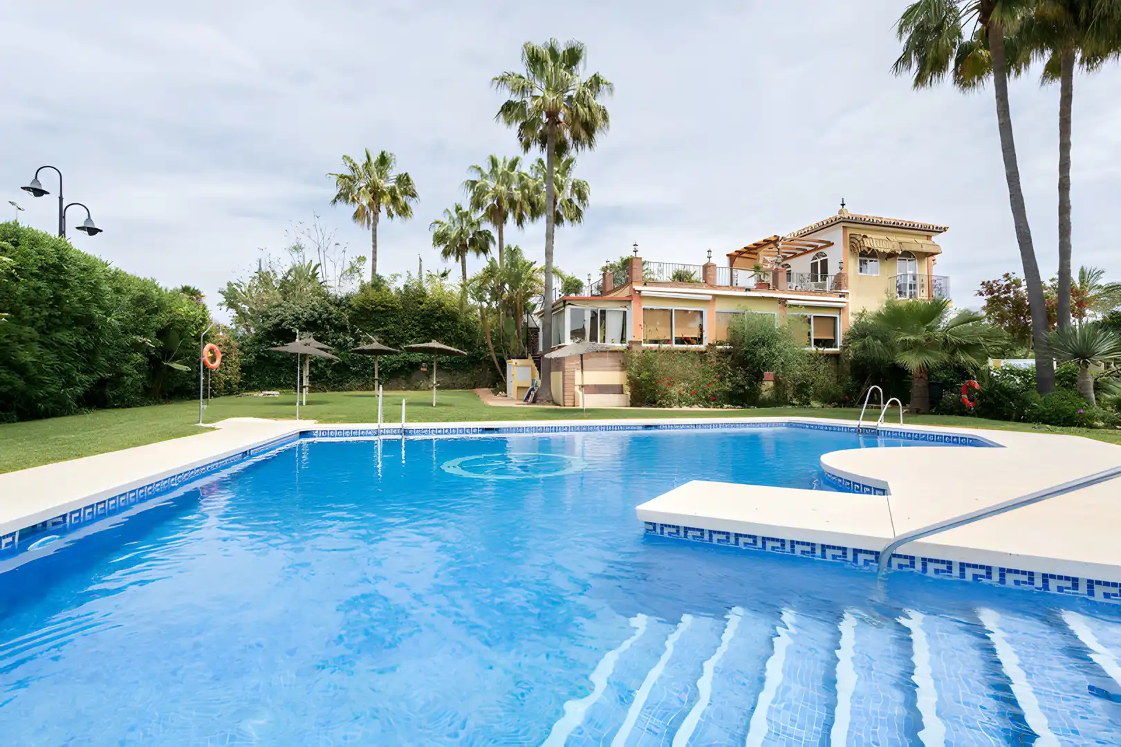 Schwimmbecken von Einfamilien-Reihenhaus zum Verkauf in Estepona mit Klimaanlage, Privatgarten und Terrasse