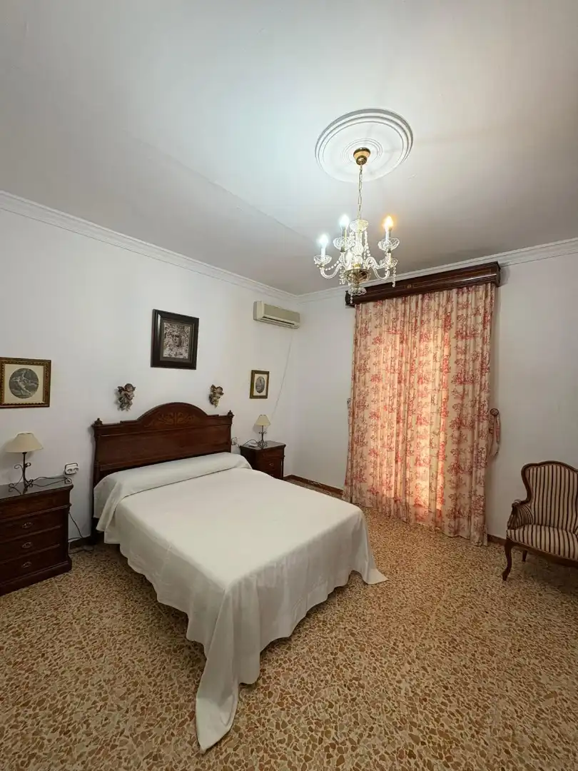 Dormitori de Casa adosada de lloguer en Carmona amb Aire condicionat, Terrassa i Moblat
