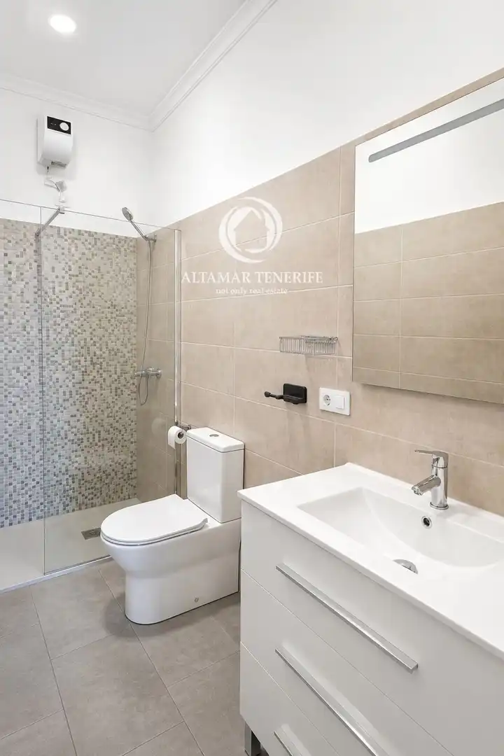 Baño de Apartamento en venta en Adeje con Terraza, Piscina y Piscina comunitaria
