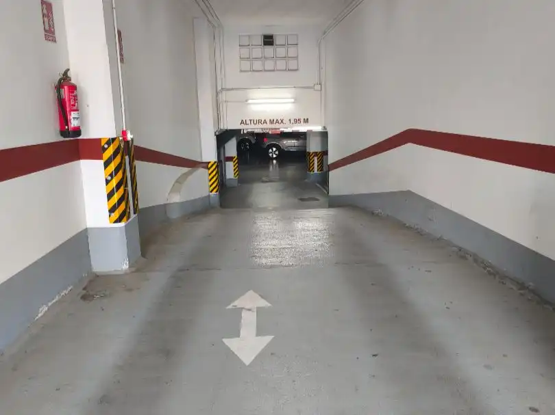 Aparcament de Garatge de lloguer en Santiago de Compostela  amb Alarma