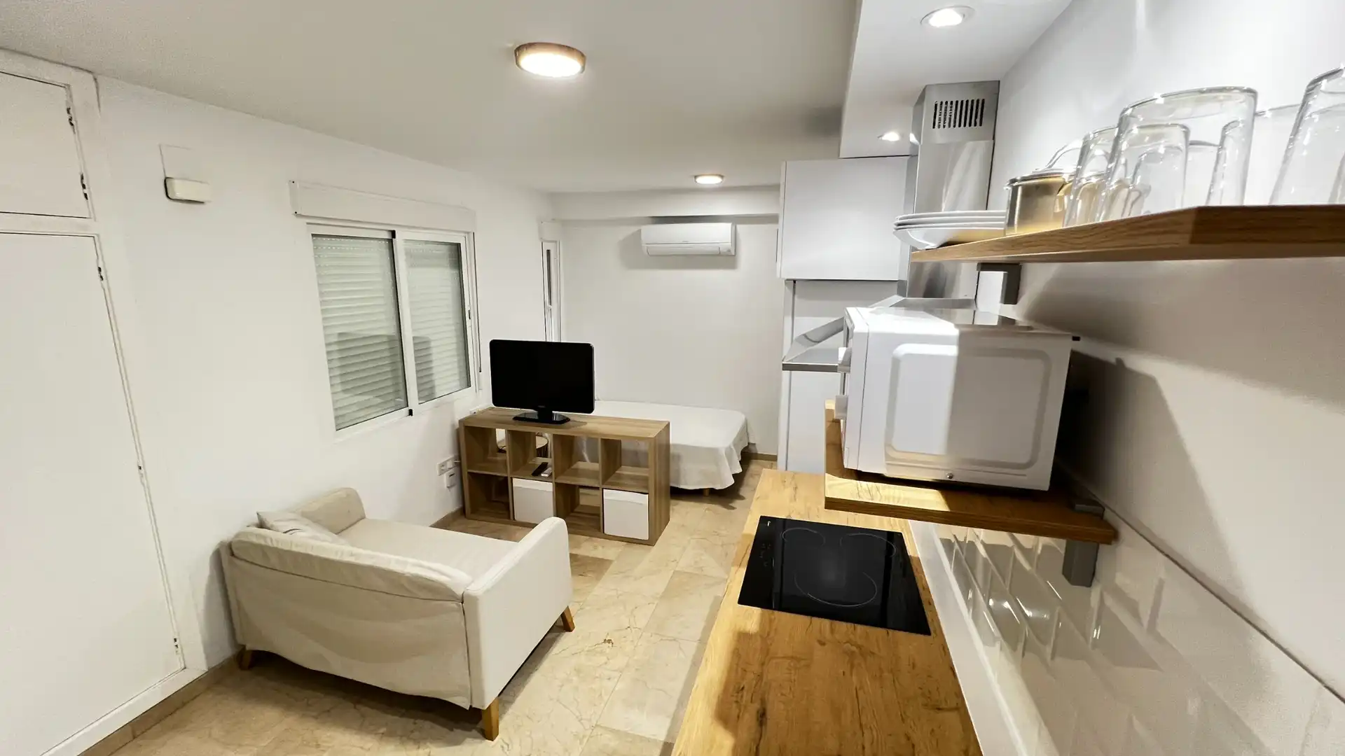 Study for rent in Calle Villa de Rota, Ciudad Jardín - Zoco