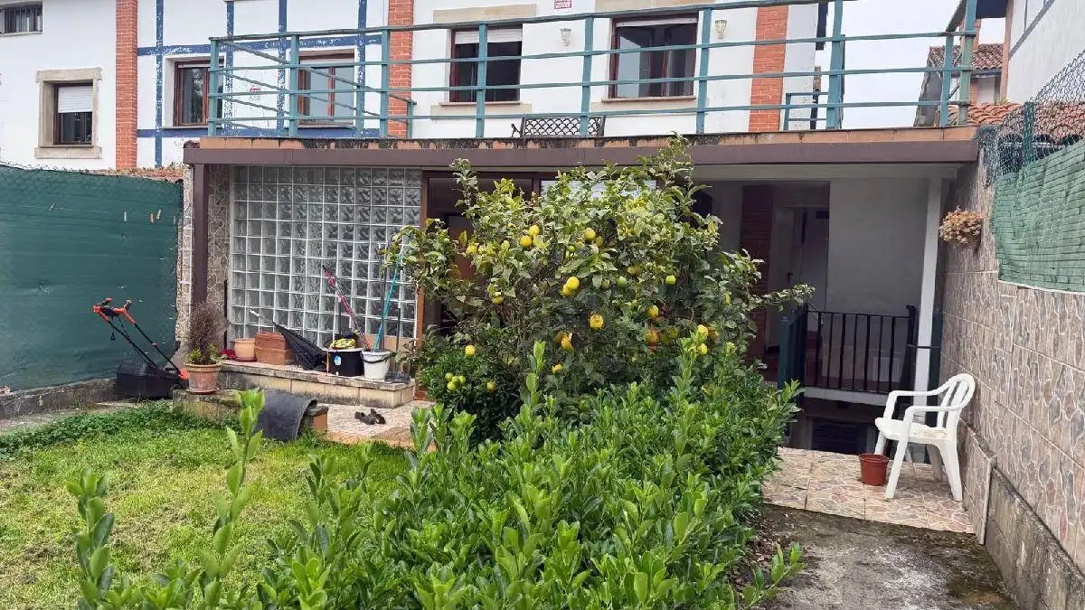 Vista exterior de Casa o xalet en venda en Castro-Urdiales amb Calefacció, Jardí privat i Terrassa