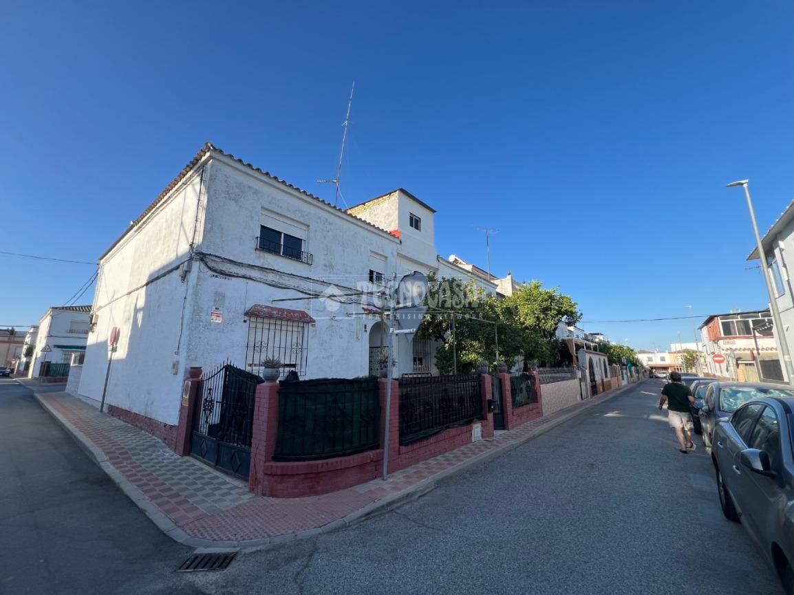 Exterior view of Single-family semi-detached for sale in Dos Hermanas