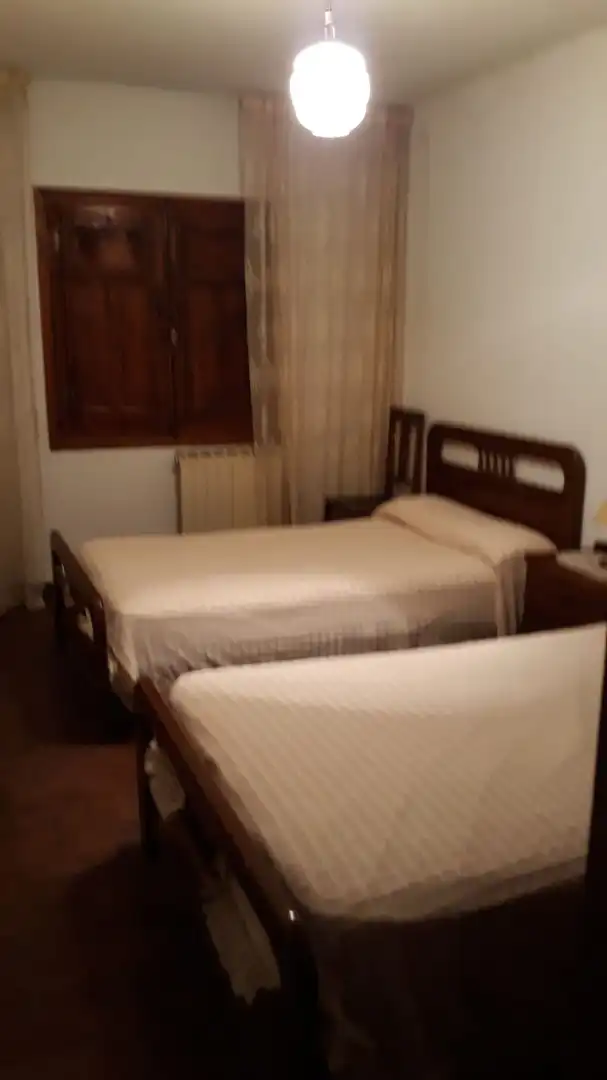 Habitación de Casa adosada en venta en Covarrubias con Jardín privado y Amueblado