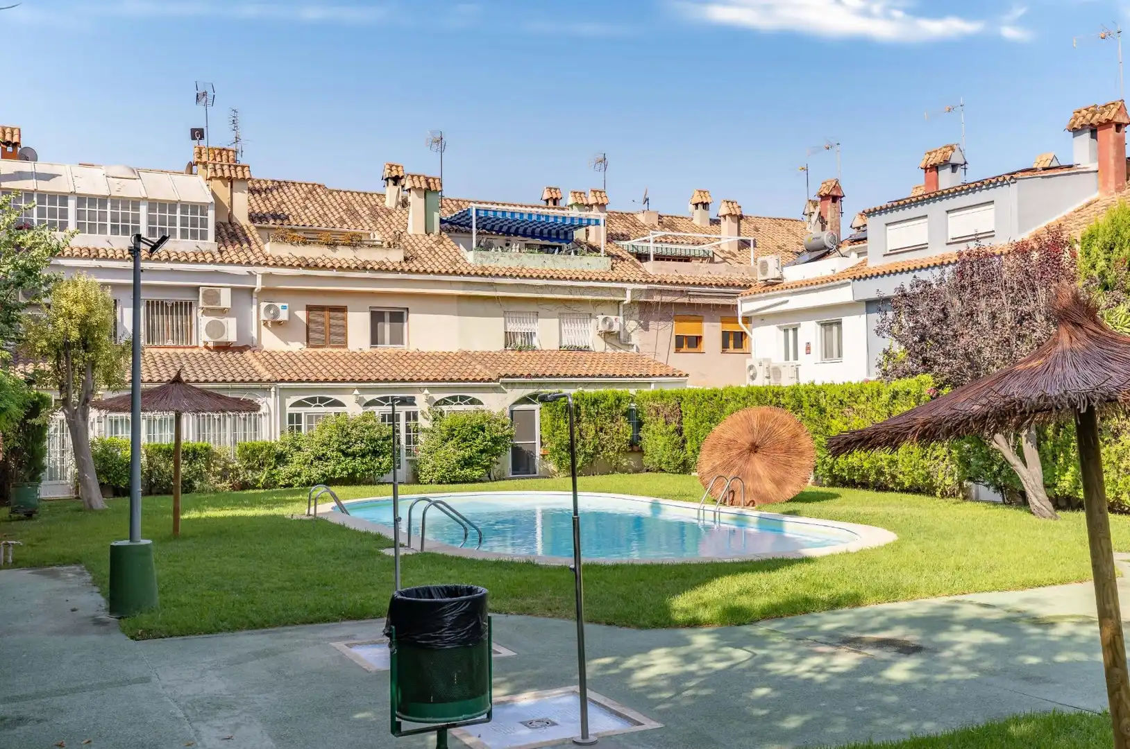 Vista exterior de Casa adosada en venta en Paterna con Calefacción, Jardín privado y Terraza