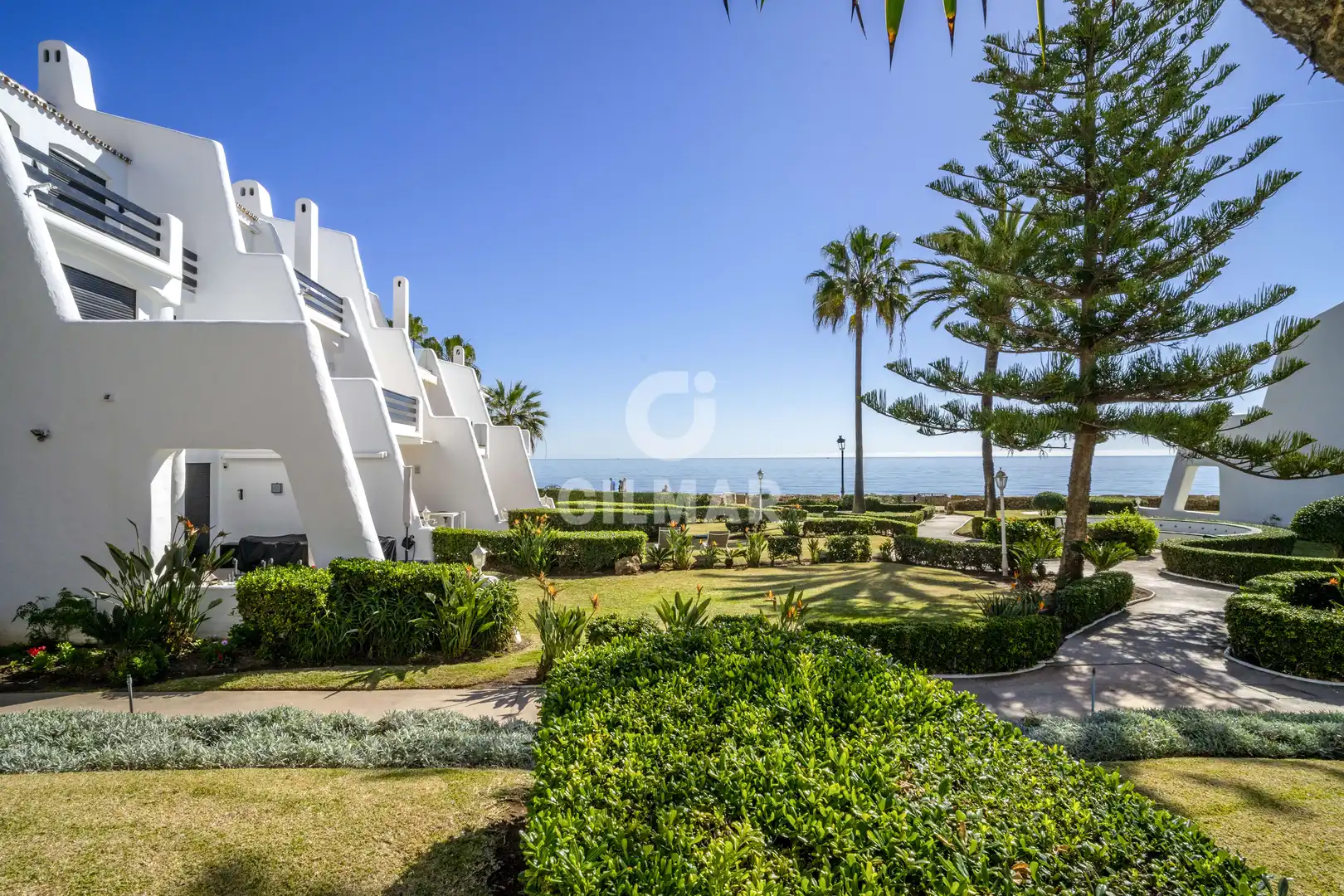 Außenansicht von Einfamilien-Reihenhaus zum Verkauf in Marbella mit Heizung, Privatgarten und Schwimmbad