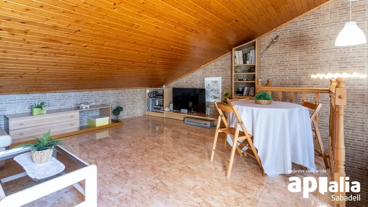 Sala d'estar de Casa o xalet en venda en Terrassa amb Aire condicionat, Calefacció i Jardí privat