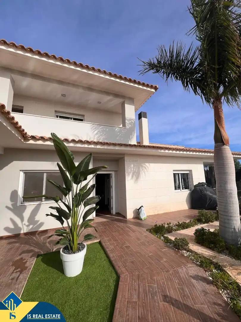 Vista exterior de Casa o xalet en venda en Alicante / Alacant amb Terrassa, Piscina i Moblat