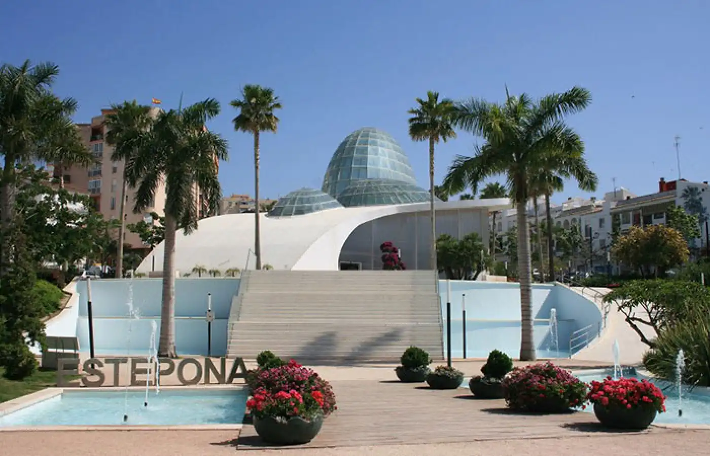 Vista exterior de Àtic en venda en Estepona amb Terrassa, Piscina i Piscina comunitària