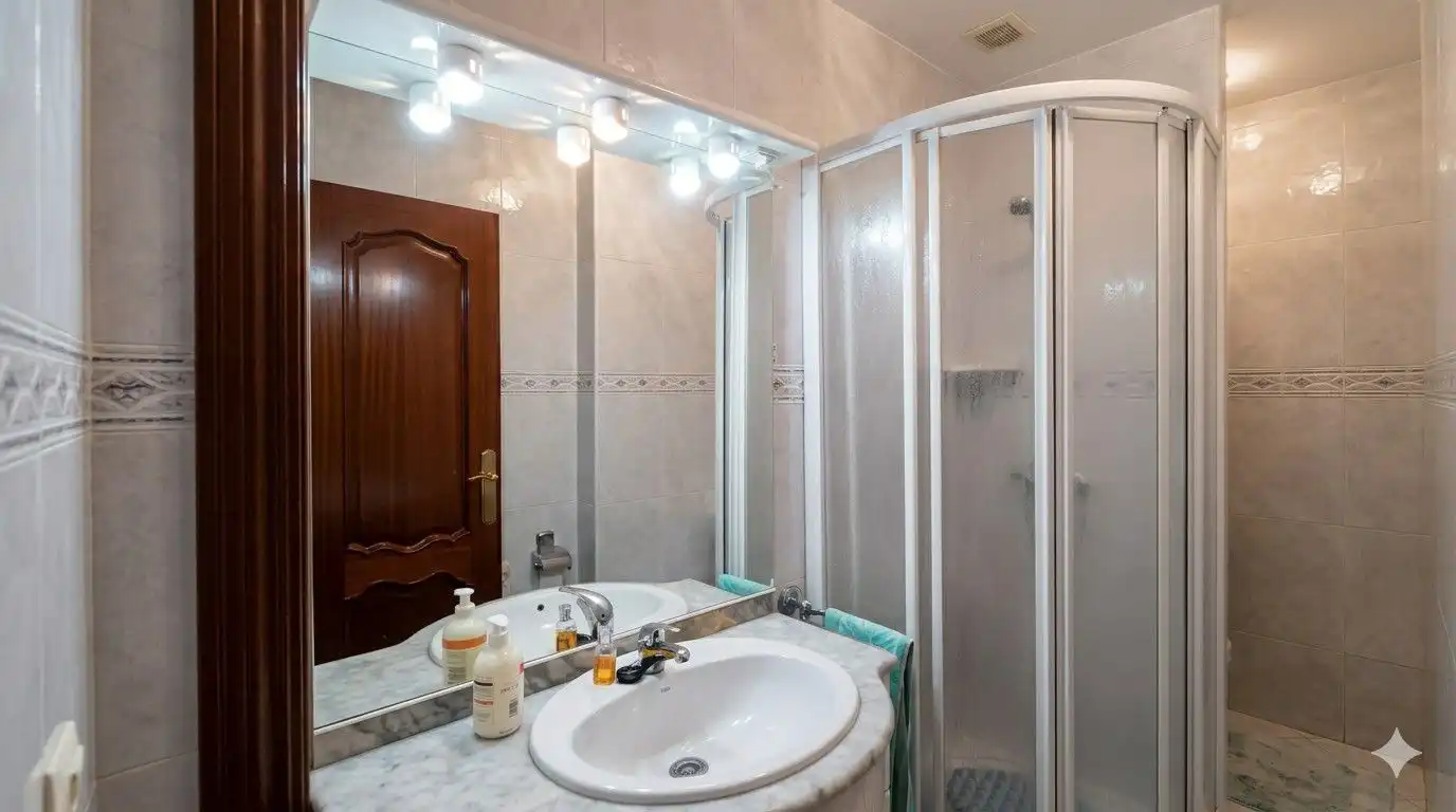 Badezimmer von Wohnung zum Verkauf in  Logroño mit Klimaanlage, Heizung und Parkett