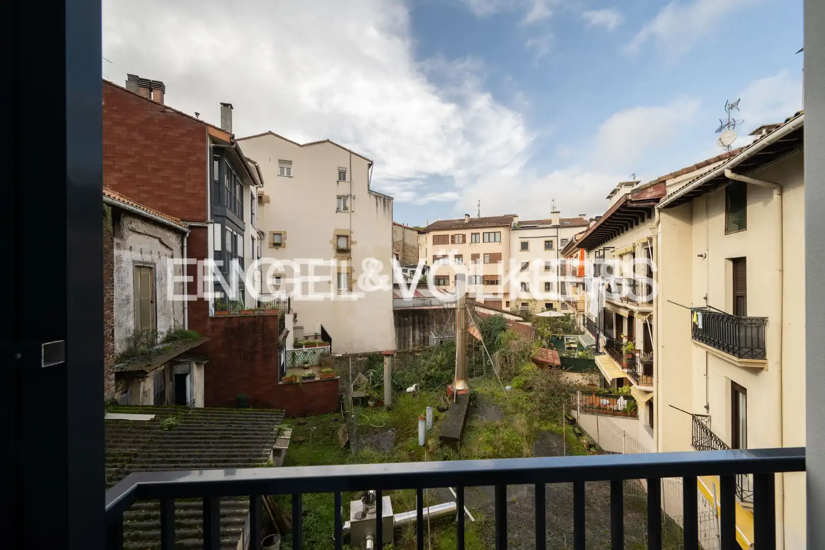 Vista exterior de Dúplex en venda en Irun  amb Calefacció, Parquet i Balcó