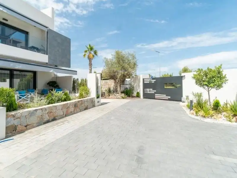 Vista exterior de Casa o chalet en venta en Torrevieja con Jardín privado, Terraza y Balcón