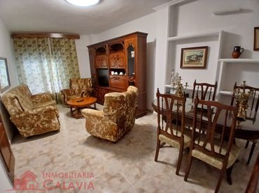 Appartamento con balcone in affitto a Baeza