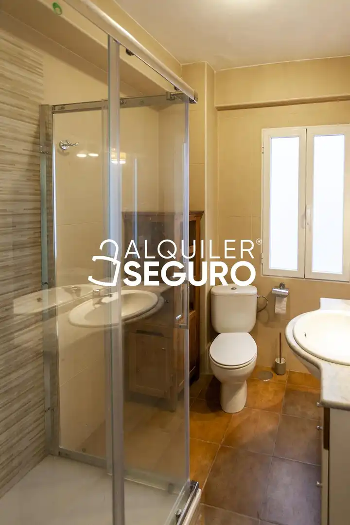 Badezimmer von Wohnung zur Miete in Madrid mit Heizung und Möbliert