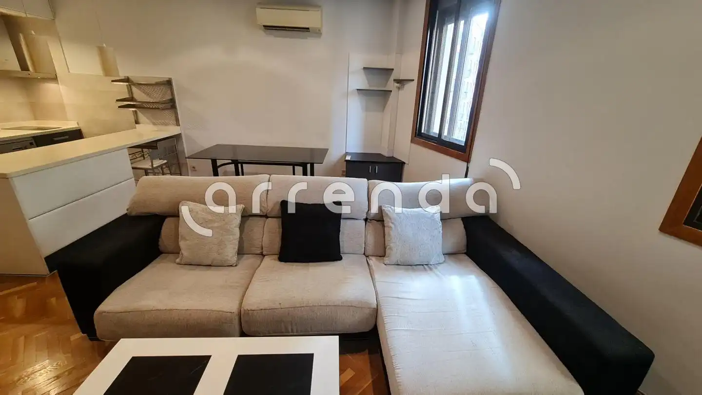 Wohnzimmer von Wohnung zur Miete in Madrid mit Klimaanlage, Parkett und Möbliert