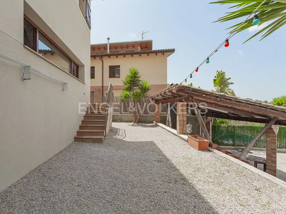 Vista exterior de Casa o xalet en venda en Cubelles amb Aire condicionat, Calefacció i Jardí privat