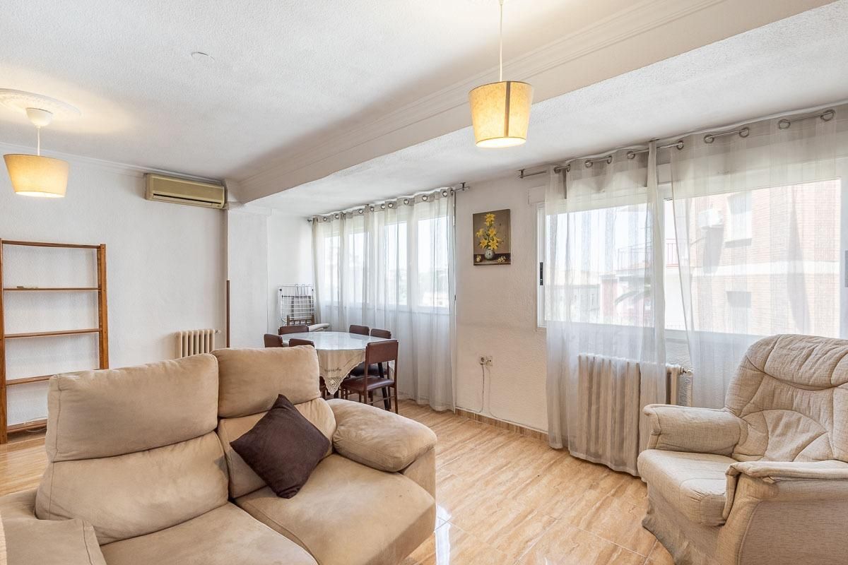 Sala d'estar de Pis en venda en  Granada Capital amb Calefacció