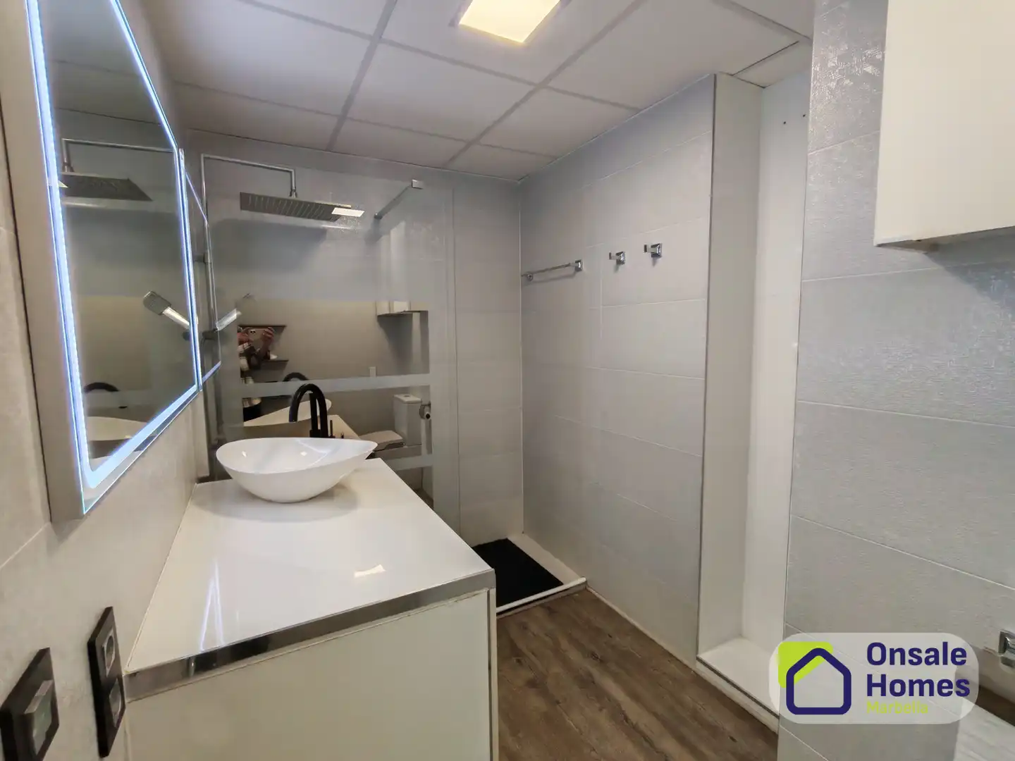 Baño de Piso en venta en Marbella con Aire acondicionado, Terraza y Balcón