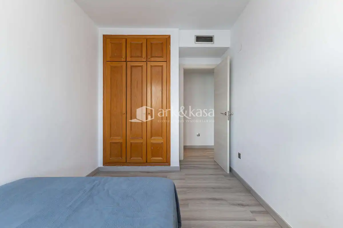 Schlafzimmer von Wohnung zum Verkauf in Valencia mit Klimaanlage, Abstellraum und Ofen