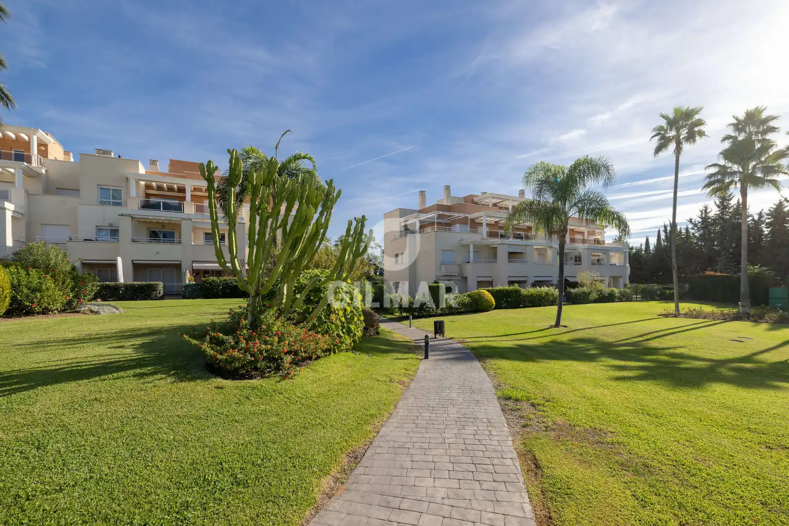 Vista exterior de Dúplex en venta en Estepona con Calefacción, Jardín privado y Piscina