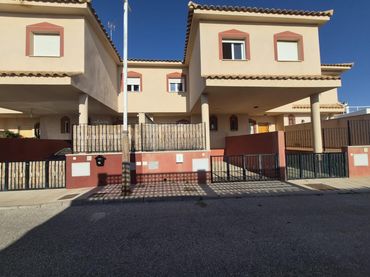 Maison jumelée avec balcon à vendre à SENDA (JARAVIA)