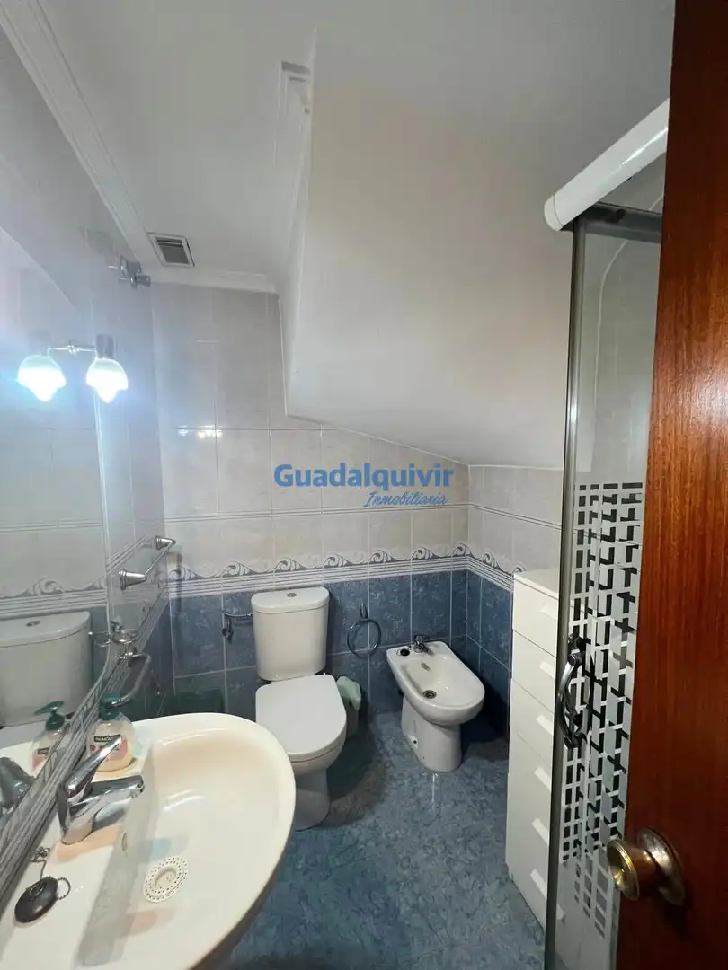 Bany de Casa adosada en venda en Montequinto amb Aire condicionat, Jardí privat i Traster