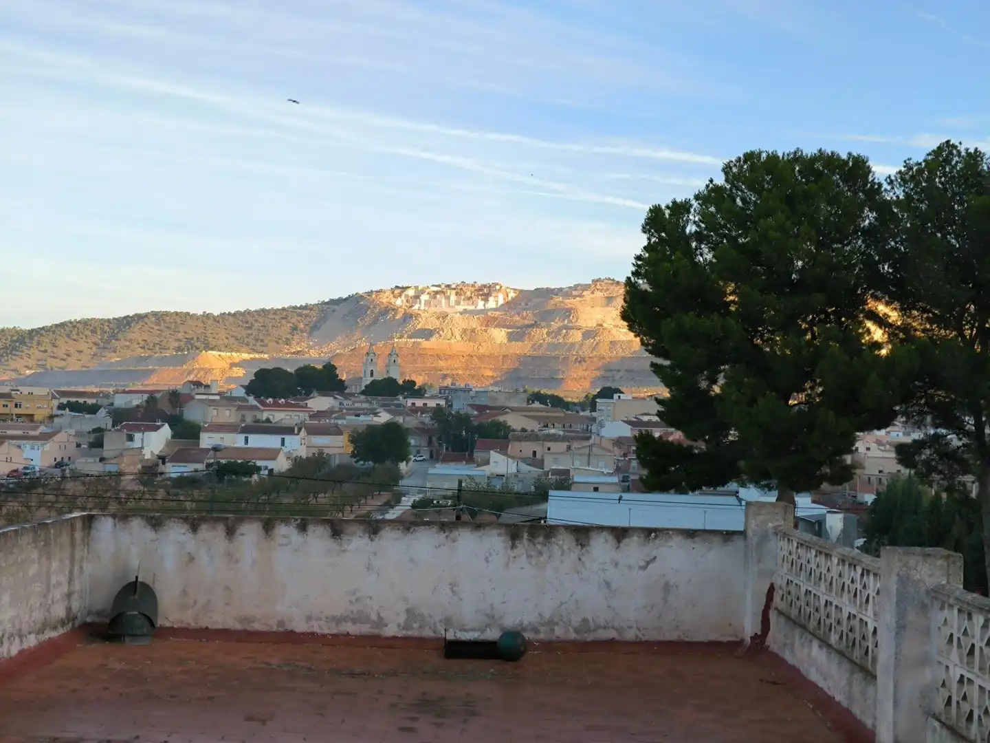 Vista exterior de Finca rústica en venda en Algueña amb Calefacció i Terrassa