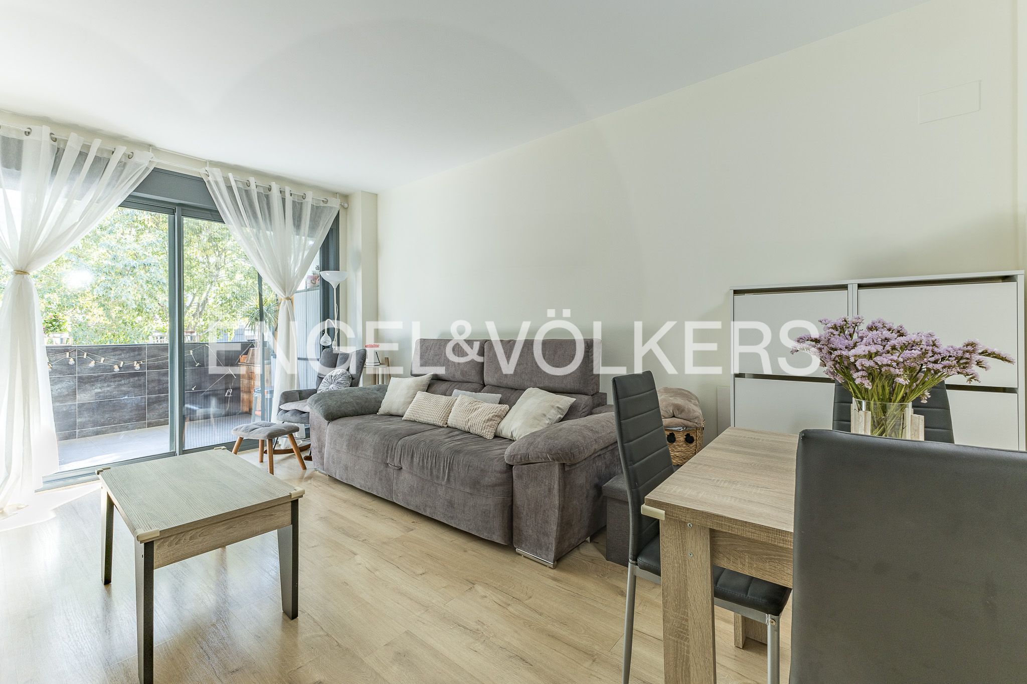 Vista exterior de Apartament en venda en Esplugues de Llobregat amb Aire condicionat, Calefacció i Jardí privat