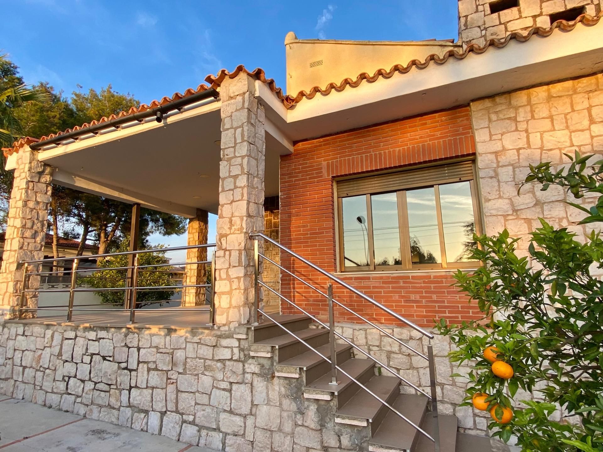 Vista exterior de Casa o xalet en venda en L'Eliana amb Aire condicionat, Jardí privat i Terrassa