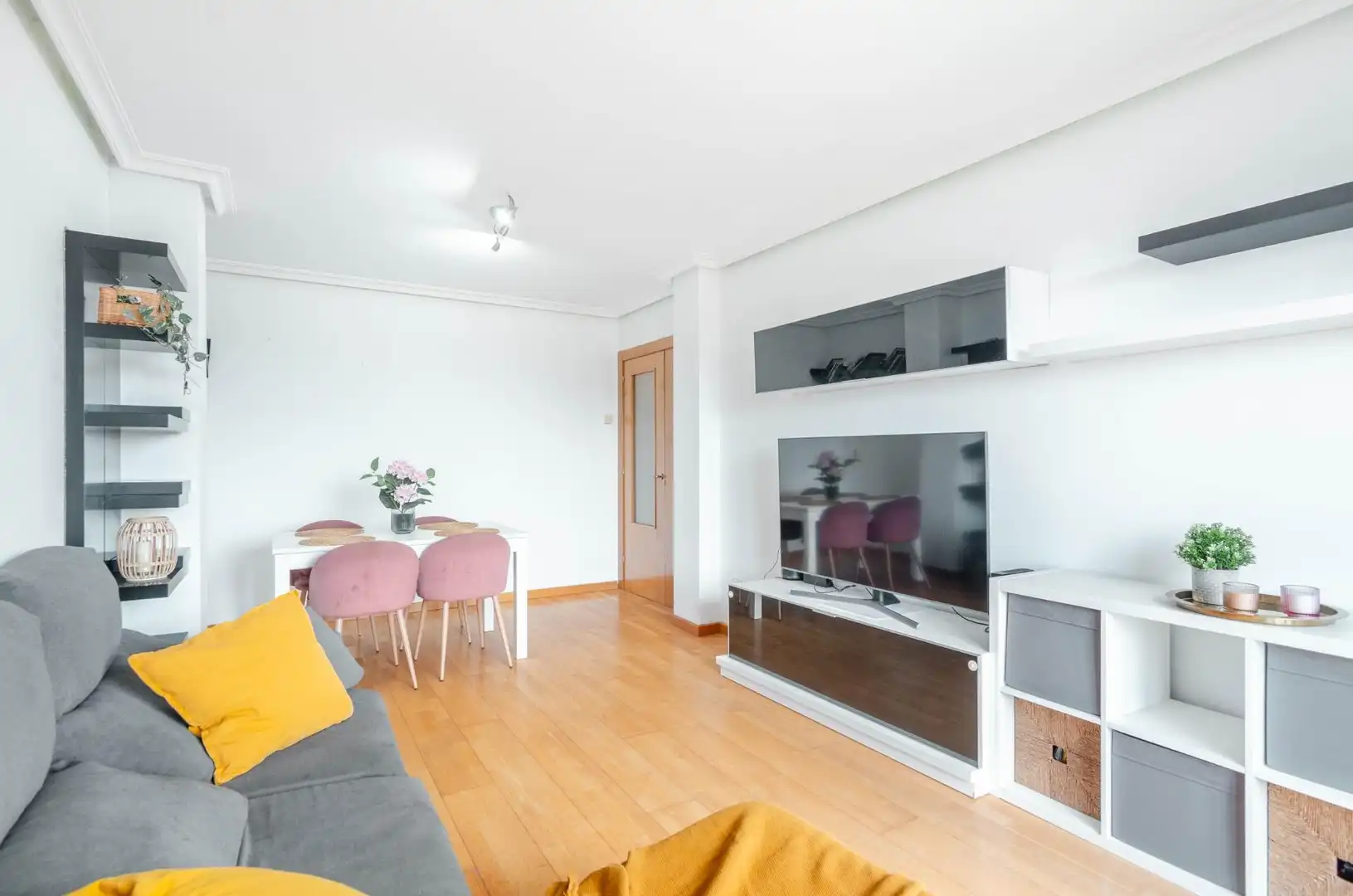 Sala de estar de Piso en venta en Llanera con Calefacción, Trastero y Amueblado