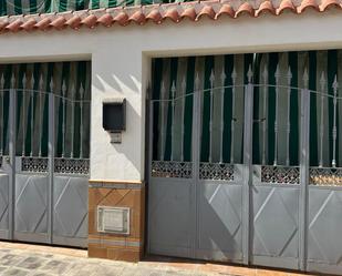 Vista exterior de Casa o xalet en venda en Dos Hermanas amb Jardí privat