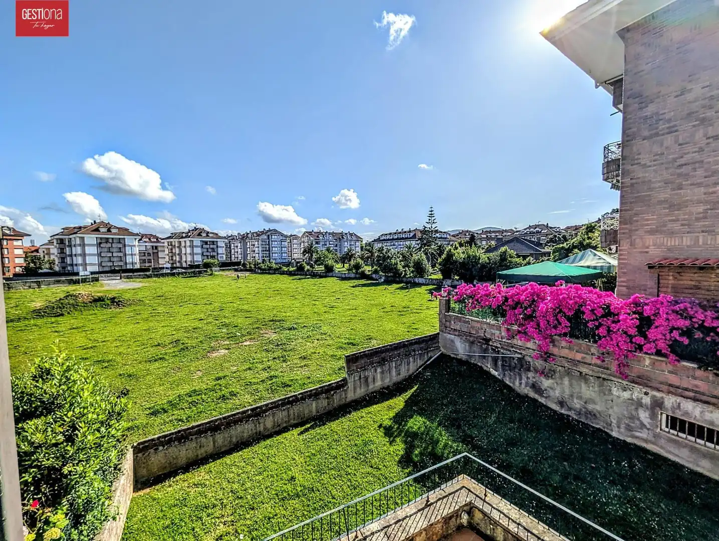 Vista exterior de Casa adosada en venda en Noja amb Calefacció, Jardí privat i Terrassa