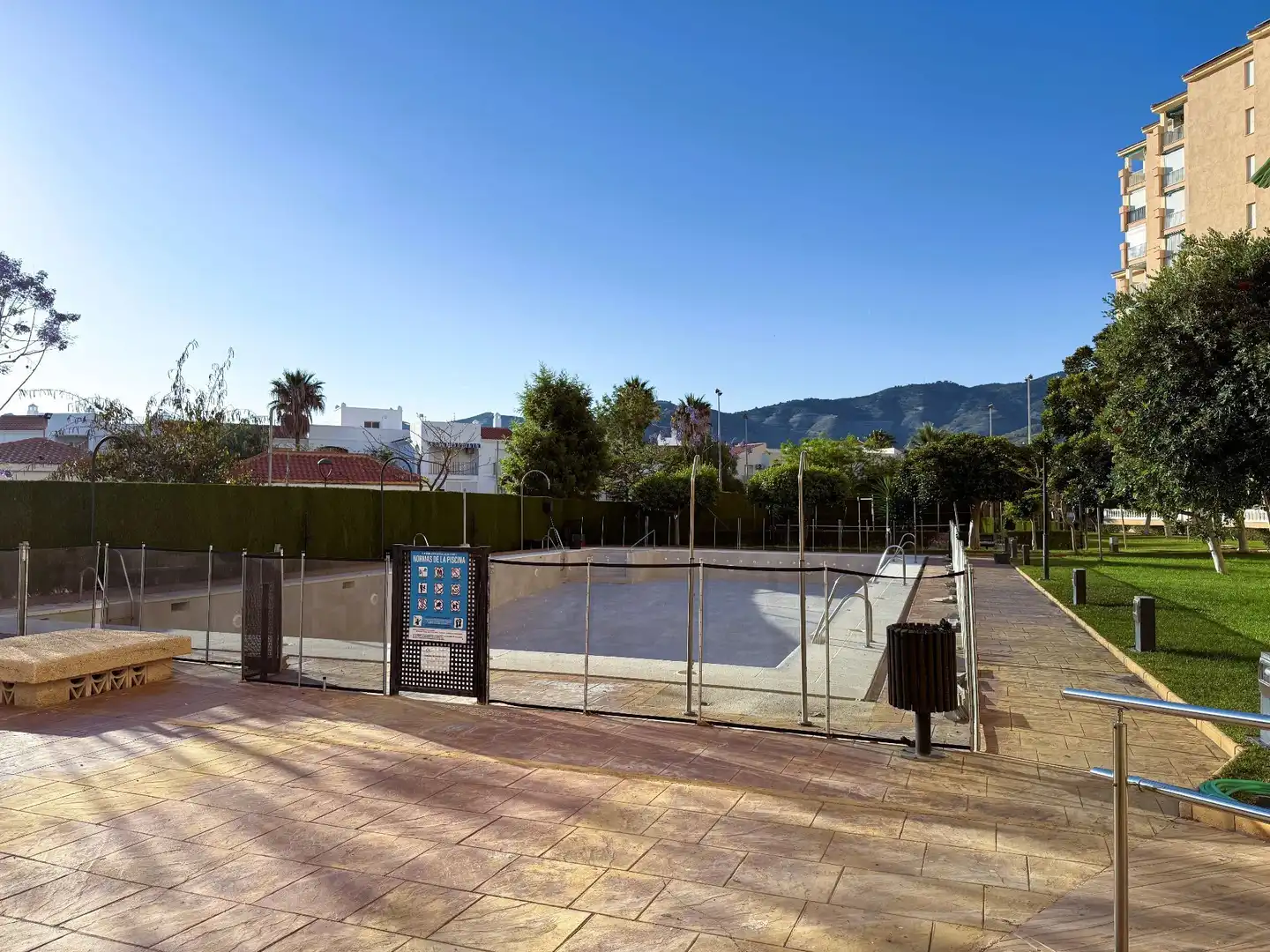 Vista exterior de Pis de lloguer en Motril amb Terrassa, Moblat i Piscina comunitària
