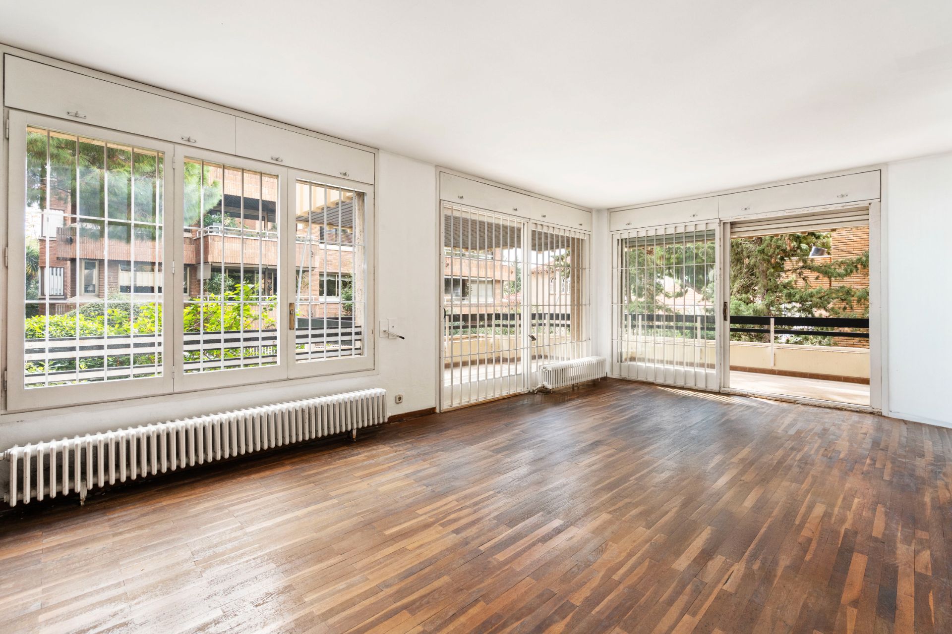 Sala d'estar de Pis en venda en  Barcelona Capital amb Calefacció, Jardí privat i Parquet