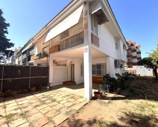 Exterior view of Single-family semi-detached for sale in Vilanova i la Geltrú  with Air Conditioner, Terrace and Balcony