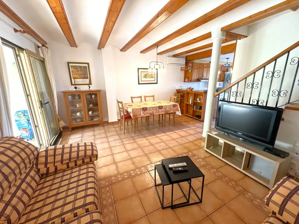 Wohnzimmer von Einfamilien-Reihenhaus zum Verkauf in Dénia mit Klimaanlage, Terrasse und Balkon