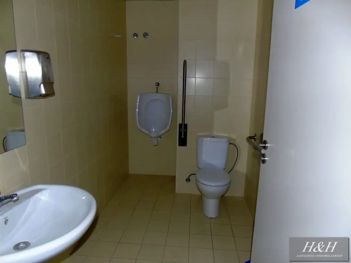 Bany de Oficina de lloguer en Burjassot amb Aire condicionat, Calefacció i Traster