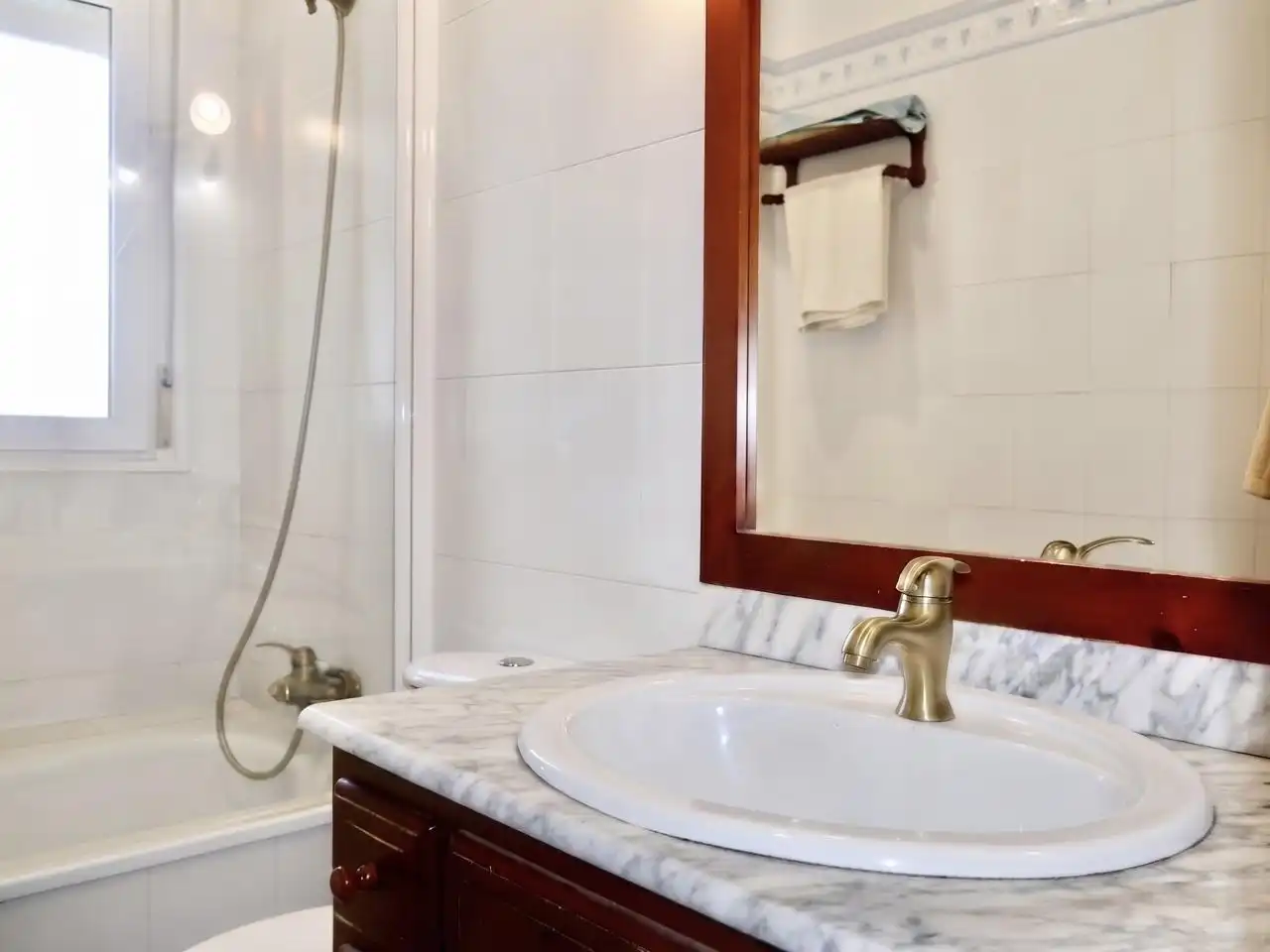 Bany de Casa o xalet en venda en Montequinto amb Aire condicionat, Jardí privat i Terrassa