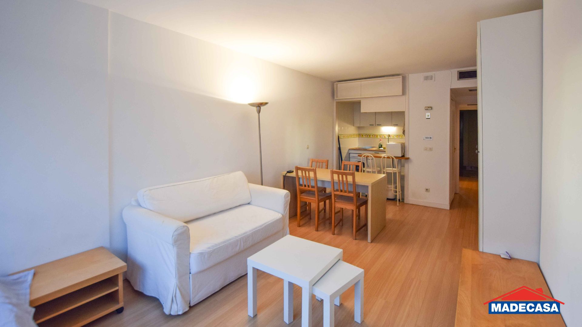 Sala d'estar de Estudi de lloguer en  Madrid Capital amb Calefacció, Moblat i Rentadora