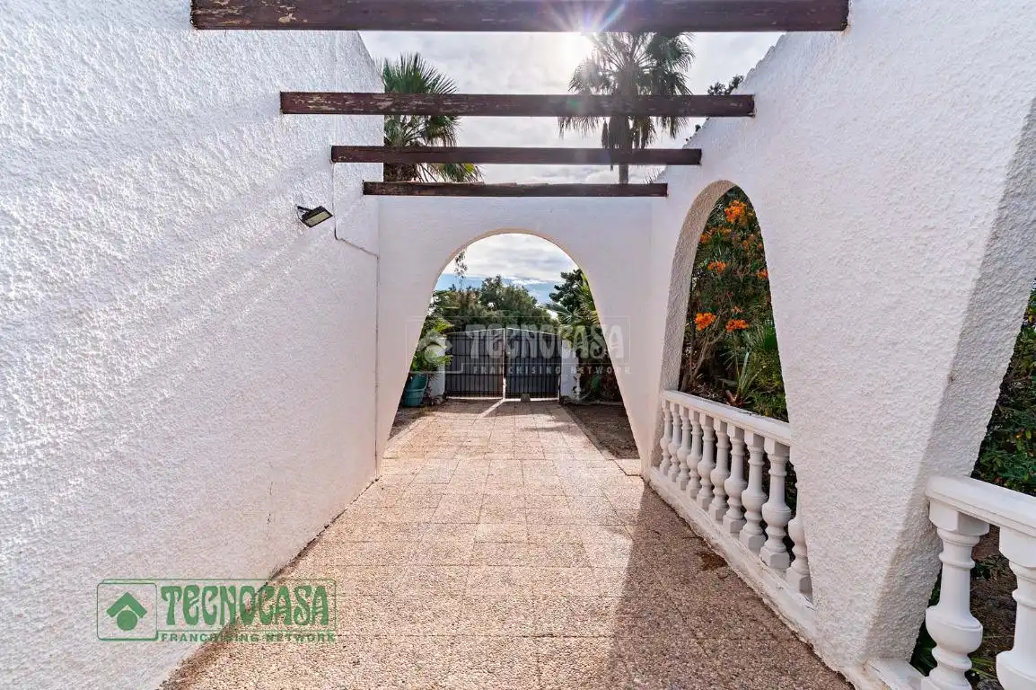 Exterior view of Houses for sale in Roquetas de Mar