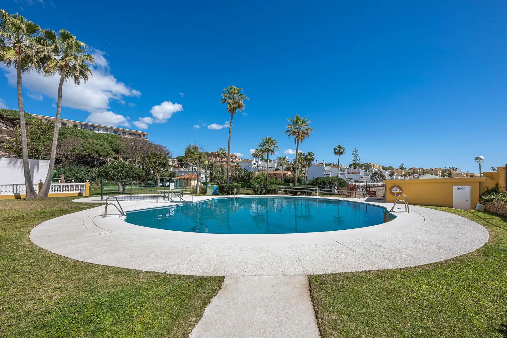Piscina de Estudio en venta en Mijas con Jardín privado y Piscina comunitaria