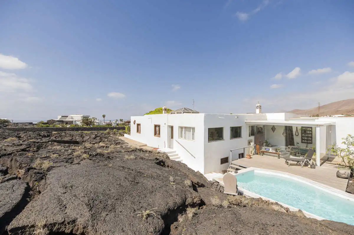 Vista exterior de Casa o xalet en venda en Teguise amb Jardí privat, Piscina i Moblat