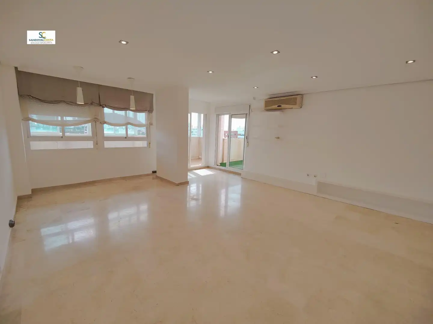 Sala d'estar de Àtic de lloguer en Alicante / Alacant amb Piscina comunitària