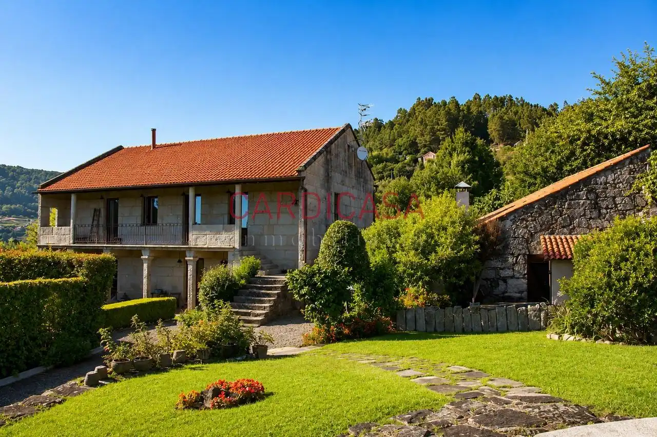 Vista exterior de Casa o xalet en venda en Mondariz amb Calefacció, Jardí privat i Terrassa