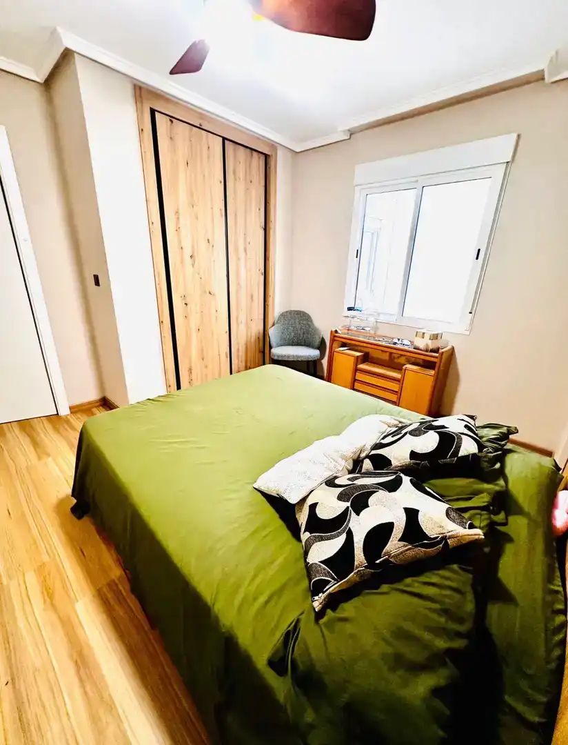 Dormitori de Apartament en venda en Torrevieja amb Aire condicionat i Balcó