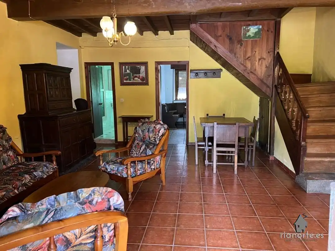 Sala d'estar de Casa adosada en venda en Ribadesella amb Jardí privat